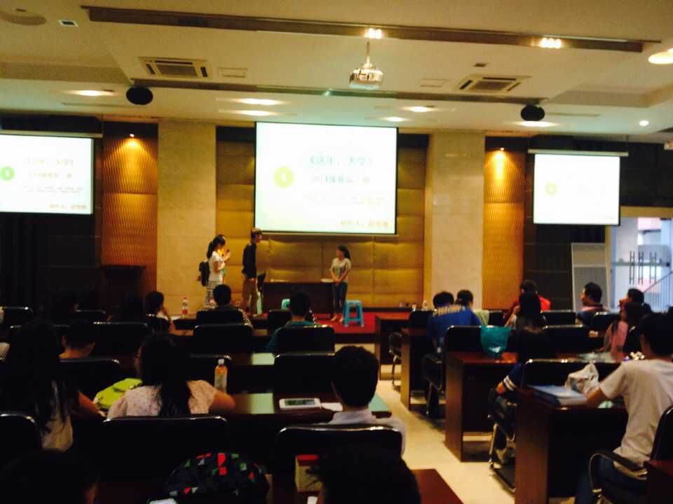 同学们进行心理话剧表演