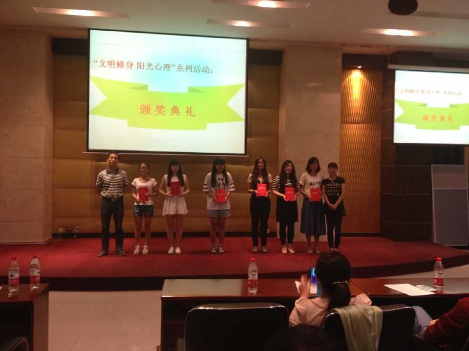 宋海雨书记与获奖同学进行合影