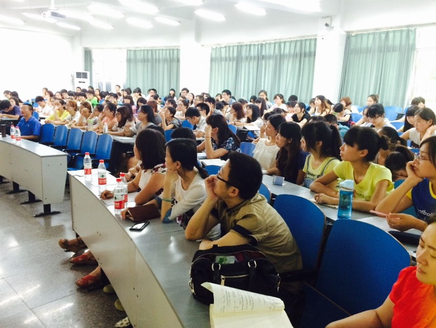 老师与同学们认真聆听